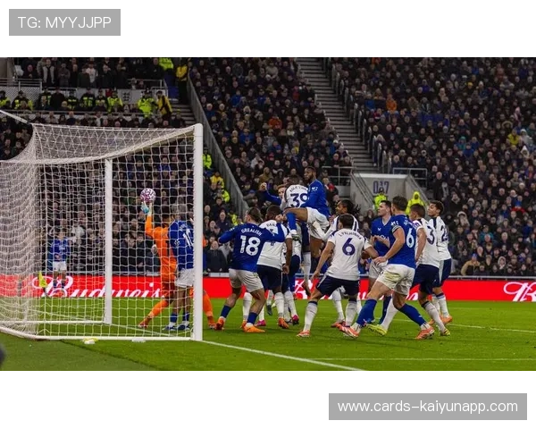 热刺门前头球拼抢成为攻防关键 热刺门前头球拼抢成为攻防关键