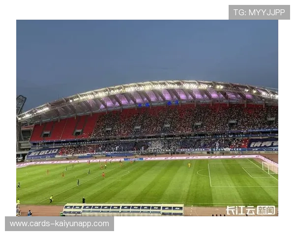 武汉三镇边路冲击力极强,多次突破至深处 武汉三镇边路冲击力极强,多次突破至深处