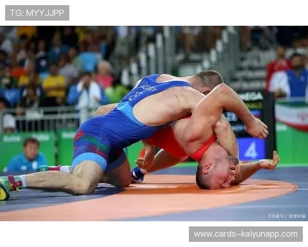 摔跤赛强势抱摔得分展现力量优势 摔跤赛强势抱摔得分展现力量优势